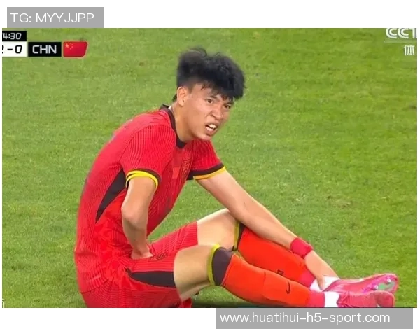 王钰栋热身赛遭泰国队飞踹重创痛苦倒地引发关注与担忧 王钰栋热身赛遭泰国队飞踹重创痛苦倒地引发关注与担忧